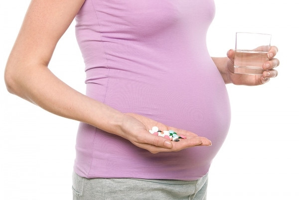 Bà bầu có nên uống vitamin tổng hợp không?